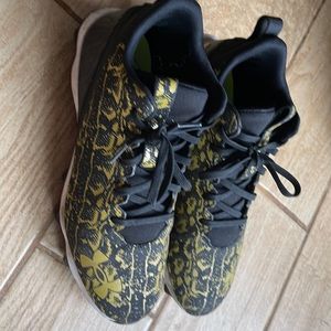 Great condition boys under armour football cleats!